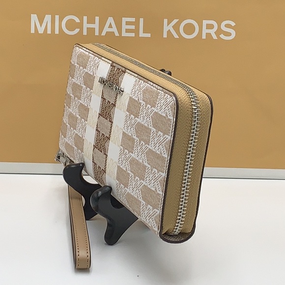 MICHAEL KORS LARGE TRAVEL CONTINENTAL WRISTLET WALLET CAMEL COLOR - Picture 5 of 16